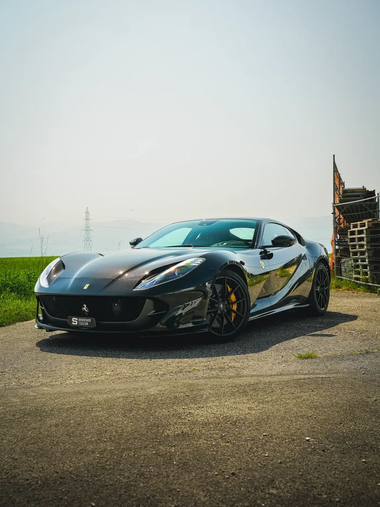 Ferrari 812 Superfast noire protégée en PPF, de trois quarts avant, plaque S Workshop Custom
